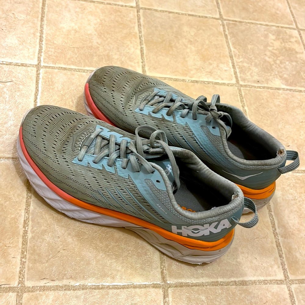 Hoka One One womens Arahi 4. Used but wearable. Size 8.